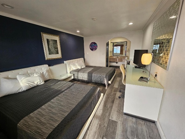 Flamingo Inn image 4